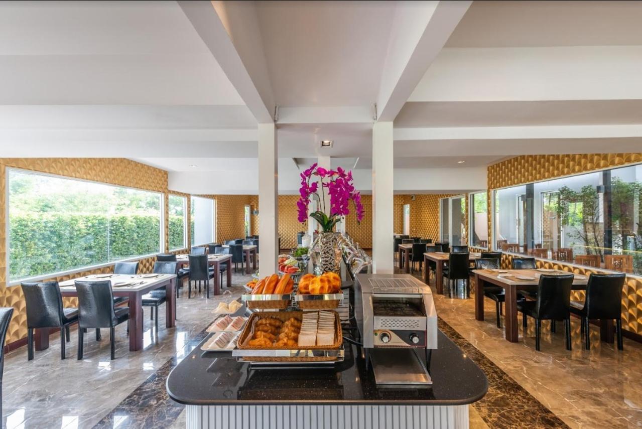 Отель Napheera Royal Tel Ban Khlong Bang Krathiam Экстерьер фото